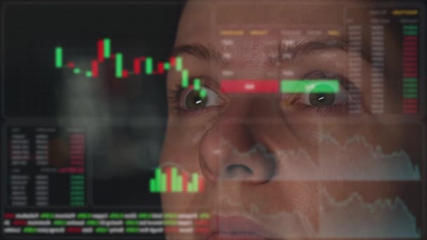Zbliżenie Kobiecych Oczu Badających Menu Hud Wykresy Akcji Terminal Maklerski — Wideo stockowe