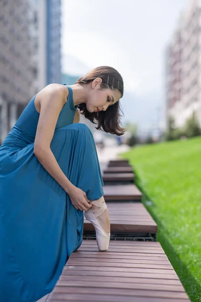 Hermosa Bailarina Asiática Vestido Azul Ajustando Sus Zapatos Punta Aire —  Fotos de Stock