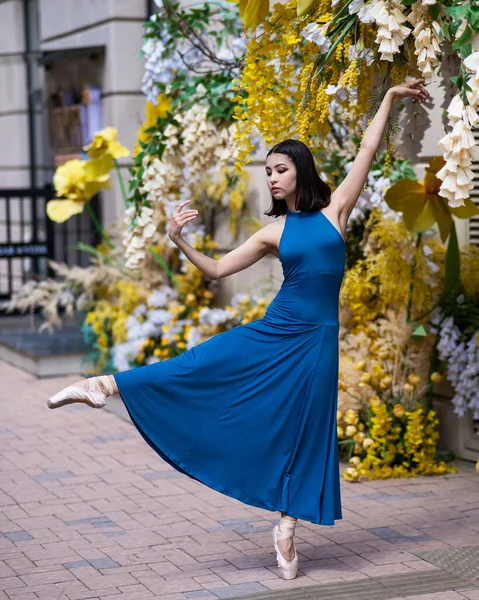 Belle Ballerine Asiatique Posant Sur Fond Bâtiment Décoré Fleurs — Photo