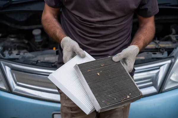 The master changes the cabin air filter of the car
