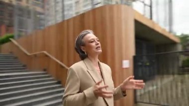 Dışarıdaki Kafkas bir iş kadınının portresi. Video 360 derece