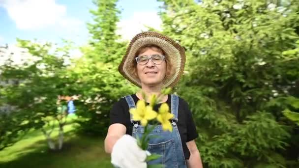 360度動画 花を持つ高齢の白人女性農家 — ストック動画