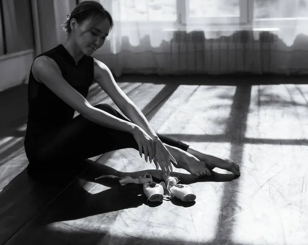 Een Aziatische Ballerina Zit Vloer Trekt Puntschoenen Aan Monochroom — Stockfoto