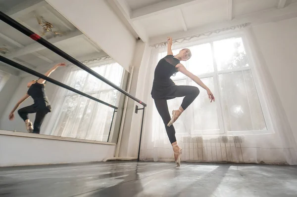 Een Mooie Aziatische Vrouw Danst Barre Ballet Danser — Stockfoto
