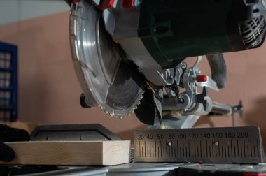 Bir atölyedeki dairesel testerenin yakın çekimi