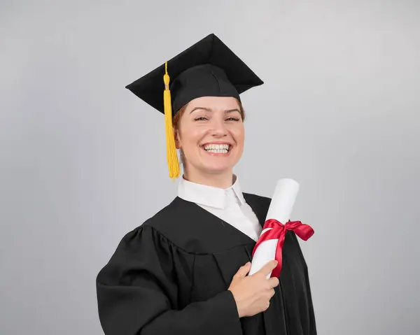 Donna Sorridente Abito Laurea Possesso Diploma Sfondo Bianco — Foto Stock