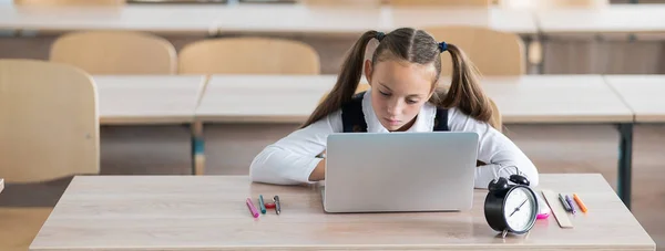 Běloška Sedí Stolem Škole Studuje Laptopu Alarm Hodiny Stole — Stock fotografie