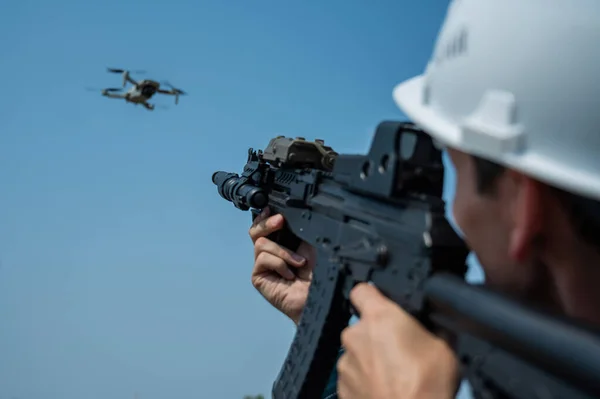 Hombre Caucásico Casco Dispara Dron Volador Con Rifle —  Fotos de Stock