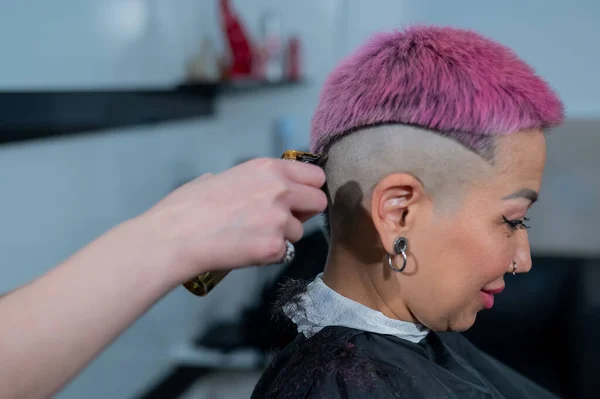 Κομμωτής Ξυρίζει Ναό Μιας Πελάτισσας Ασιάτισσα Κοντά Ροζ Μαλλιά Στο — Φωτογραφία Αρχείου