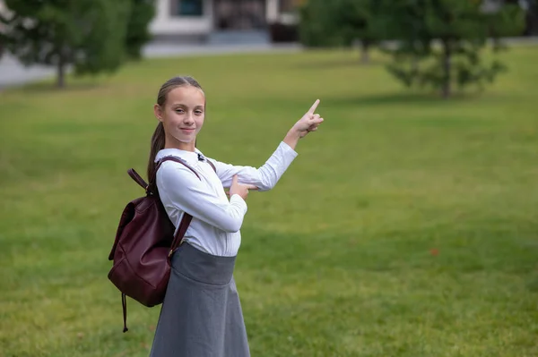 Běloška Uniformě Batohem Ukazuje Prázdné Místo Venku Škole — Stock fotografie