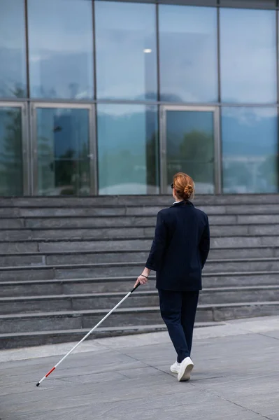 盲人女商人拿着手杖走到商业中心 — 图库照片