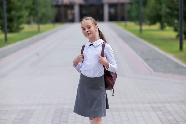 Porträt Einer Kaukasischen Schülerin Uniform Und Mit Rucksack Freien — Stockfoto