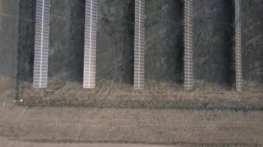 Güneş panellerinin hava görüntüsü. Quadcopter 'dan video