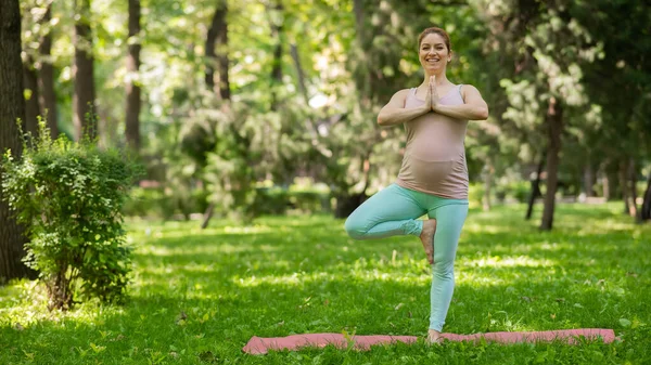 Gravid Kaukasisk Kvinna Som Gör Yoga Parken Trädets Syfte — Stockfoto