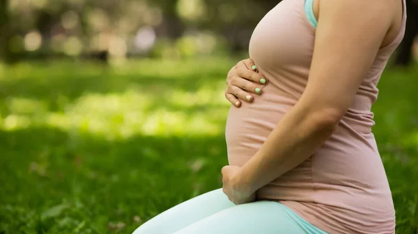 Mujer Caucásica Embarazada Haciendo Yoga Parque Primer Plano Del Abdomen —  Fotos de Stock
