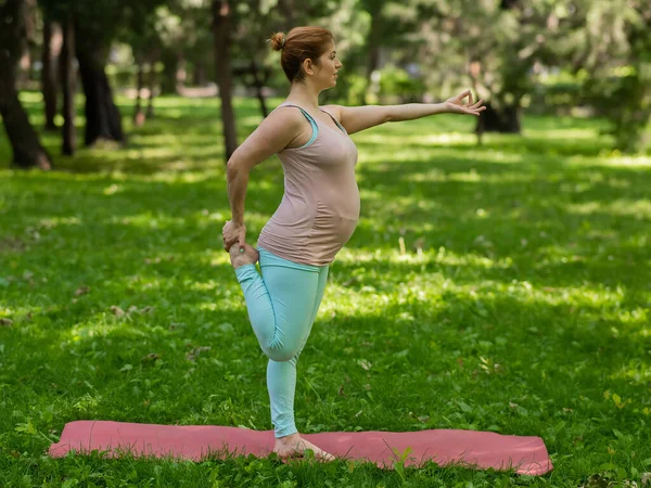 Gravid Kaukasisk Kvinna Som Gör Yoga Parken Balans Ett Ben — Stockfoto