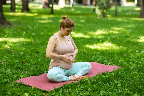 Födelsedagsyoga Kaukasisk Gravid Kvinna Som Gör Fjäril Pose Parken — Stockfoto