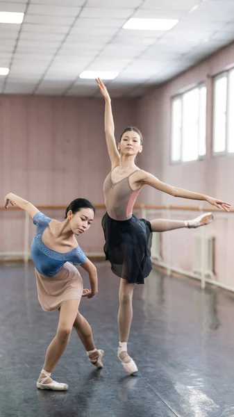 2つのアジアのバレリーナはクラスで踊っています — ストック写真