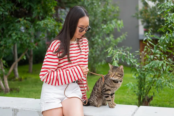 여자와 탁트인 고양이 벤치에 — 스톡 사진