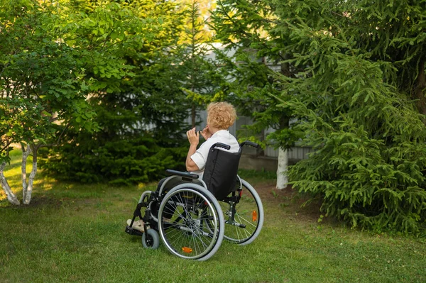 Ώριμη Καυκάσια Γυναίκα Κλαίει Ενώ Κάθεται Μια Αναπηρική Καρέκλα Εξωτερικούς — Φωτογραφία Αρχείου