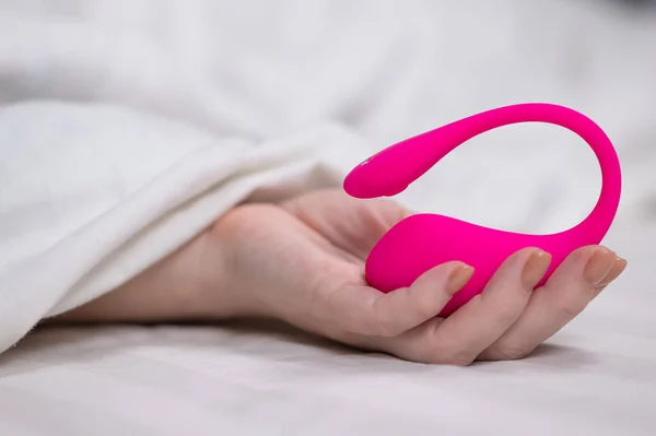 Vrouw Houden Gebogen Roze Vibrator Terwijl Liggend Bed — Stockfoto
