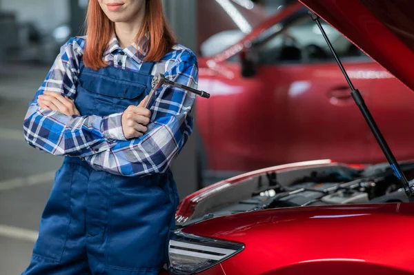 Woman Auto Mechanic Stands Open Hood Car Holds Screwdriver — Stock Photo, Image