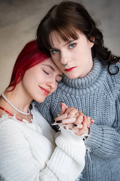 Ritratto Due Donne Teneramente Abbracciate Vestite Maglioni Intimità Lesbica — Foto Stock