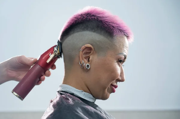 Der Friseur Rasiert Einer Kundin Den Hinterkopf Rückansicht Einer Frau — Stockfoto