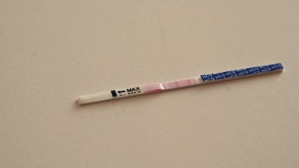 Pozytywny Test Ciążowy Białym Stole Płynnie Pojawiają Się Dwa Paski — Wideo stockowe