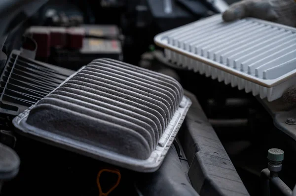 Master Changes Air Filter Car Engine — Stock Photo, Image