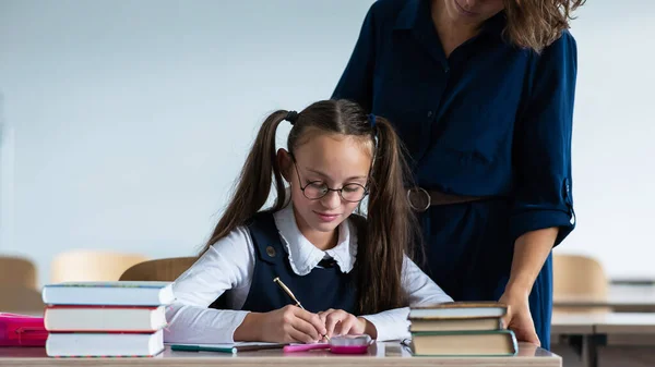 Leraar Legt Taak Uit Aan Het Schoolmeisje Klas — Stockfoto