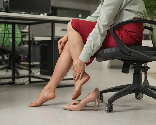 Λευκή Γυναίκα Κάνει Μασάζ Στα Κουρασμένα Της Πόδια Ενώ Κάθεται — Φωτογραφία Αρχείου