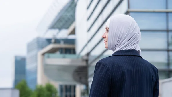 Vista Trasera Mujer Negocios Hijab Traje Calle —  Fotos de Stock