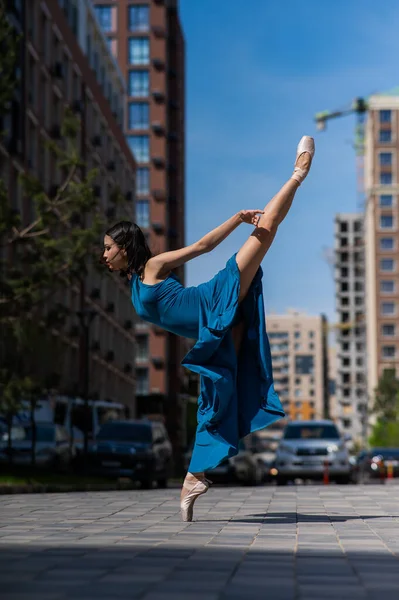 Hermosa Bailarina Asiática Bailando Aire Libre Paisaje Urbano — Foto de Stock
