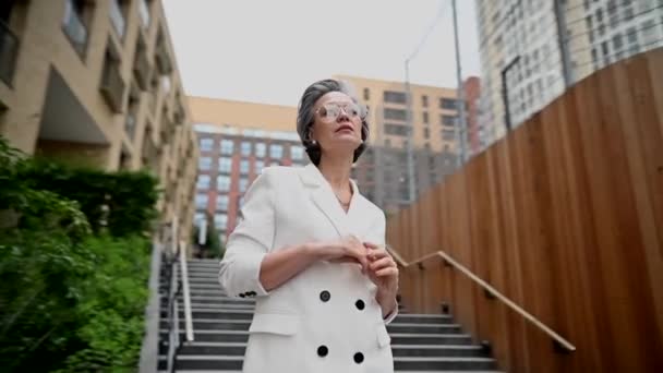 Egy Érett Fehér Üzletasszony Portréja Belvárosban Videó 360 Fok — Stock videók