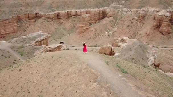 Κάτοψη Από Τηλεκατευθυνόμενο Λευκή Γυναίκα Κόκκινο Φόρεμα Περπατά Κατά Μήκος — Αρχείο Βίντεο