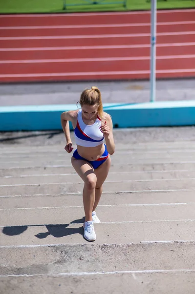 Genç Beyaz Kadın Stadyum Merdivenlerinde Koşuyor — Stok fotoğraf