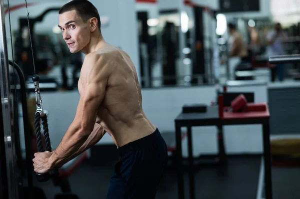 Shirtless Man Doing Triceps Pulldown Gym — Stock fotografie