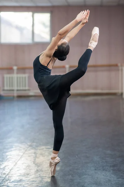 Asian Woman Dancing Ballet Class Doing Bilman Pose — стоковое фото