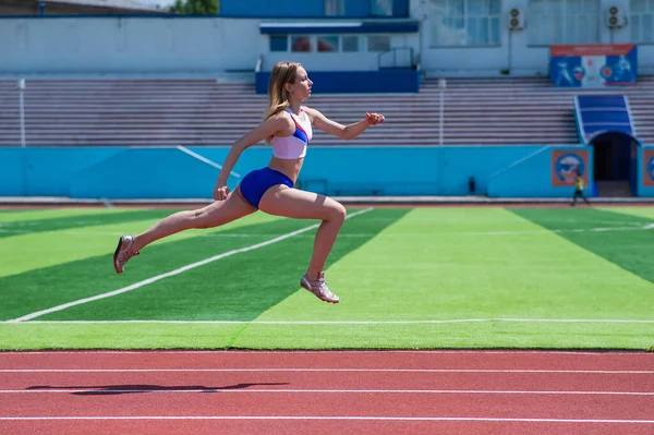 Giovane Donna Caucasica Impegnata Jogging Allo Stadio All Aperto — Foto Stock