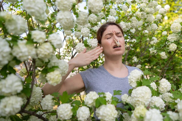 Nešťastná Žena Špendlíkem Nose Procházce Kvetoucím Parku — Stock fotografie