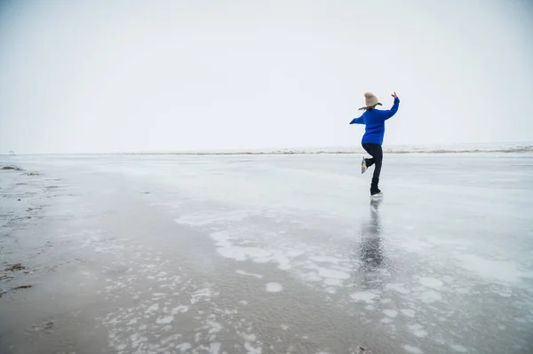 Caucasian Woman Blue Sweater Skating Frozen Lake — Stockfoto