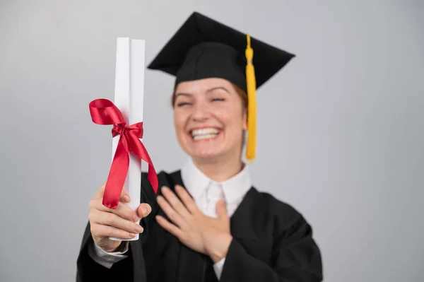 Mujer Sonriente Vestido Graduación Con Diploma Sobre Fondo Blanco — Foto de Stock