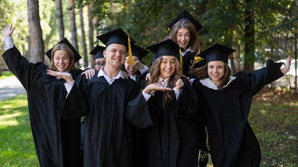 Groupe Diplômés Robes Félicitent Mutuellement Pour Leur Graduation Plein Air — Photo