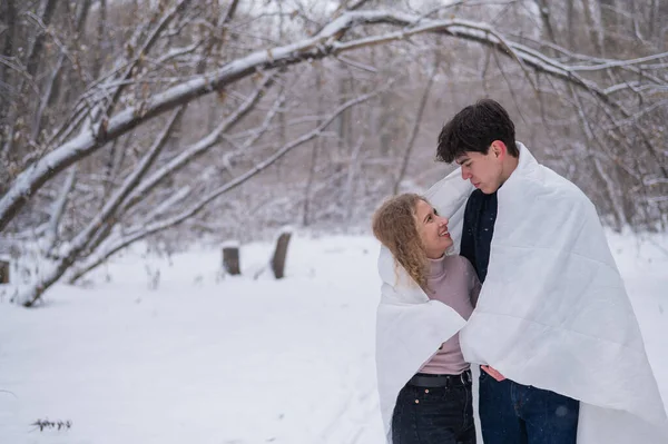 Jovem Casal Caminha Parque Inverno Cara Menina Estão Beijando Envolto — Fotografia de Stock