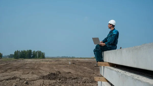 Construtor Masculino Caucasiano Hardhat Senta Lajes Chão Usa Laptop Local — Fotografia de Stock