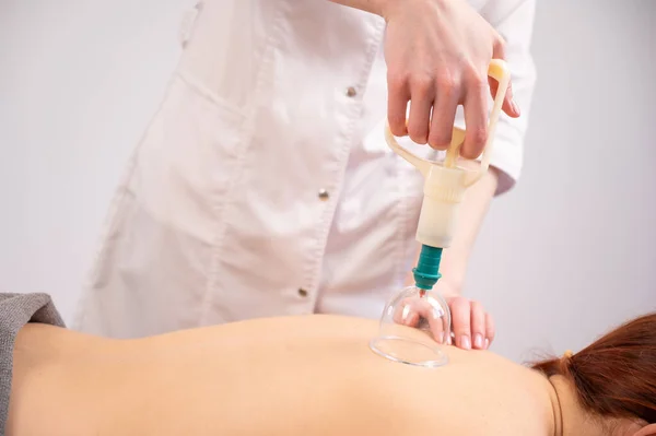 Vrouwelijke Massage Therapeut Maakt Gebruik Van Vacuüm Blikken Patiënten Terug — Stockfoto