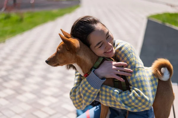 Giovane Bella Donna Che Abbraccia Cane Mentre Siede Una Panchina — Foto Stock