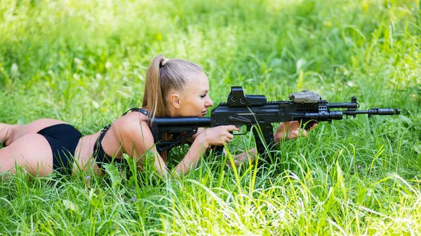 Caucasian Woman Bikini Lies Machine Gun Green Grass — Fotografia de Stock