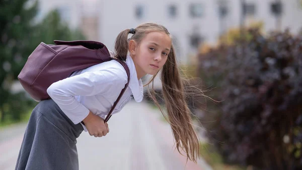 Kaukasische Mädchen Uniform Und Mit Rucksack Geht Von Der Schule — Stockfoto